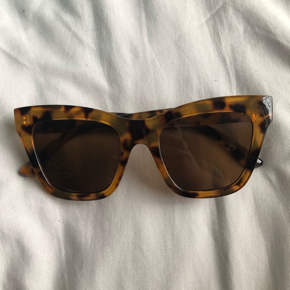 Tortoise shell chunky sunglasses